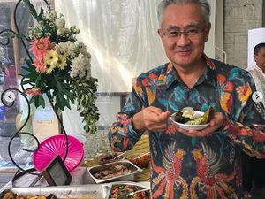Ikut Lebaran, Dubes Jepang Asyik Makan Ketupat hingga Toge Goreng Ikut Lebaran, Dubes Jepang Asyik Makan Ketupat hingga Toge Goreng