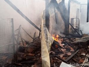 Dua Toko Oleh-oleh di Lamongan Ludes Dilalap Si Jago Merah