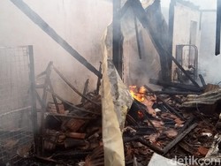 Dua Toko Oleh-oleh di Lamongan Ludes Dilalap Si Jago Merah