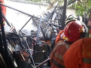 Gudang Rindam Jaya di Condet Terbakar, 10 Unit Damkar Dikerahkan Gudang Rindam Jaya di Condet Terbakar, 10 Unit Damkar Dikerahkan