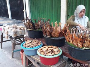 Pemudik Sepi, Penjualan Ikan Asap di Jalur Pantura Tuban Menurun Pemudik Sepi, Penjualan Ikan Asap di Jalur Pantura Tuban Menurun