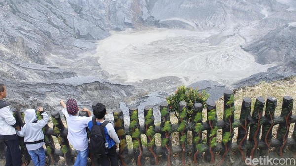 Erupsi Tangkuban Perahu Bnpb 15 Wisatawan Sesak Napas