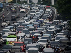 Kendaraan Mengular di Gerbang Tol Pasteur