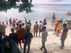 1 Jenazah Diduga Penumpang KM Lintas Timur yang Karam Dievakuasi 1 Jenazah Diduga Penumpang KM Lintas Timur yang Karam Dievakuasi