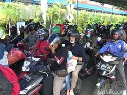 Arus Balik, Kendaraan Roda Dua Padati Pelabuhan Ketapang Banyuwangi