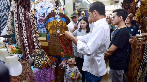 Jokowi Ajak Jan Ethes Beli Baju Batik di Pasar Beringharjo