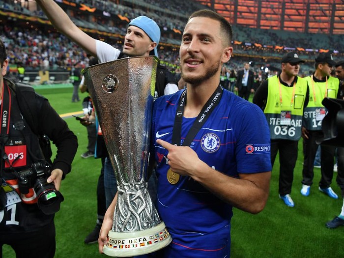 BAKU, AZERBAIJAN - MAY 29:  Eden Hazard of Chelsea celebrates victory with the UEFA League trophy after the UEFA Europa League Final between Chelsea and Arsenal at Baku Olimpiya Stadionu on May 29, 2019 in Baku, Azerbaijan. (Photo by Michael Regan/Getty Images)