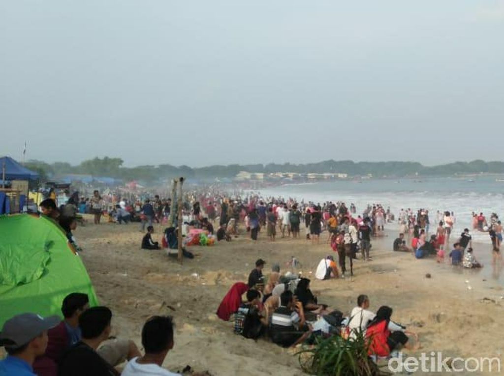 Libur Lebaran, Wisatawan Padati Pantai Santolo Garut Libur Lebaran, Wisatawan Padati Pantai Santolo Garut