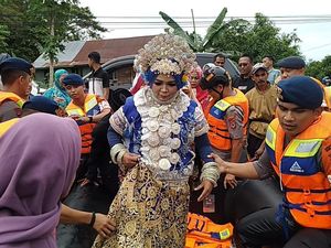 Pelaminan Terendam Banjir, Pernikahan Agus dan Mardiana Tetap Digelar