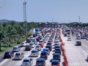 Kendaraan Pemudik Antre 2 Kilometer di Gerbang Tol Palimanan Kendaraan Pemudik Antre 2 Kilometer di Gerbang Tol Palimanan