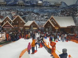 Libur Lebaran, Trans Snow World Bekasi Masih Ramai Diserbu Wisatawan