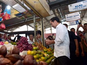 Melihat Jokowi Belanja: Jan Ethes Digendong, Gibran-Kaesang Bawa Belanjaan