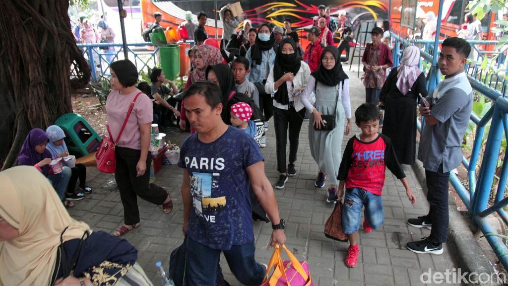 Terminal Kampung Rambutan Ramai Pemudik yang Kembali ke Jakarta Terminal Kampung Rambutan Ramai Pemudik yang Kembali ke Jakarta