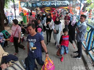 Terminal Kampung Rambutan Ramai Pemudik yang Kembali ke Jakarta Terminal Kampung Rambutan Ramai Pemudik yang Kembali ke Jakarta