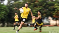 Sejumlah pemain Persija Jakarta nampak mengikuti latihan di Lapangan Sutasoma, Jakarta.