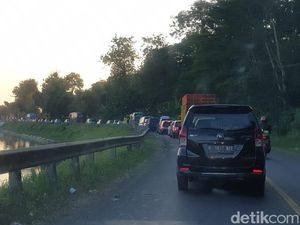 Titik Kemacetan di Jalur Songgom Menuju Gerbang Tol Pejagan Titik Kemacetan di Jalur Songgom Menuju Gerbang Tol Pejagan