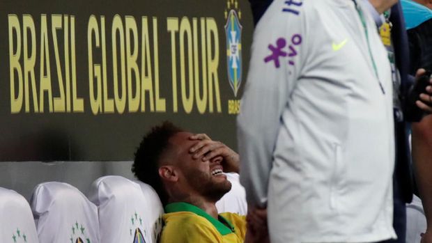 Neymar menangis saat cedera di laga melawan Qatar.