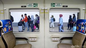 Sore Ini Ribuan Pemudik Tiba di Stasiun Pasar Senen