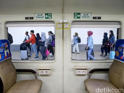 Sore Ini Ribuan Pemudik Tiba di Stasiun Pasar Senen