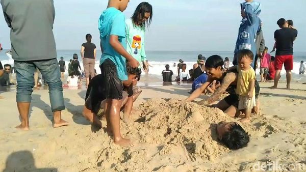 Yuk, LIhat Serunya Wisatawan Bermain di Pantai Santolo Garut