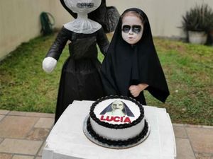 Hiii.. Ada Bocah Dandan ala Valak di Pesta Ulang Tahunnya