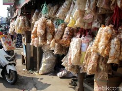 Kerupuk Melarat dan Rambak Cirebon Jadi Oleh-oleh Favorit Pemudik Pantura