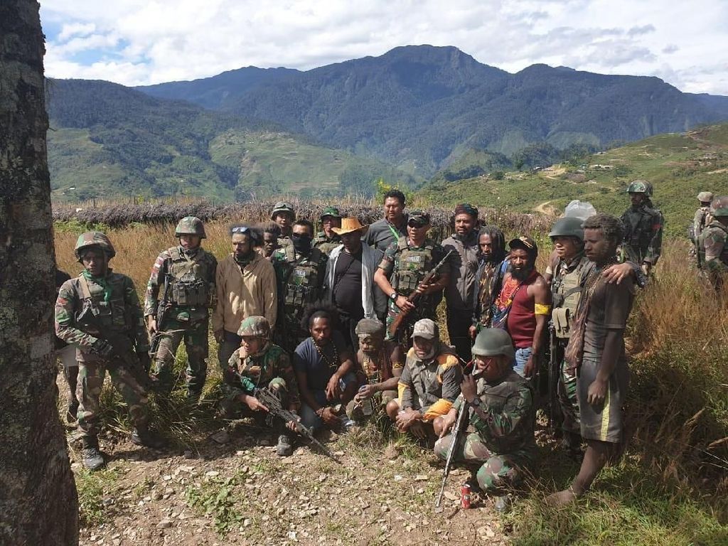Detik-detik Ajudan Goliat Tabuni Ikrar Setia NKRI di Hadapan TNI