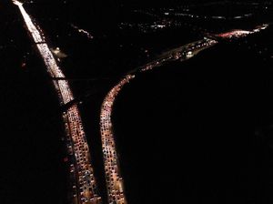 Padatnya Arus Balik Tol Japek Dipicu Penumpukan Kendaraan di Rest Area Padatnya Arus Balik Tol Japek Dipicu Penumpukan Kendaraan di Rest Area