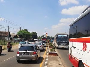 Imbas Pemberlakuan One Way, Jalur Non-tol Karawang-Cikampek Macet Imbas Pemberlakuan One Way, Jalur Non-tol Karawang-Cikampek Macet