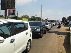 Jalur Non-tol Karawang-Cikampek Macet Imbas One Way, Ini Kata Kakorlantas