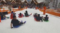 Potret Seru Momen Liburan di Trans Snow World Bekasi