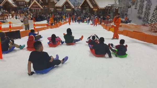 Potret Seru Momen Liburan di Trans Snow World Bekasi Potret Seru Momen Liburan di Trans Snow World Bekasi