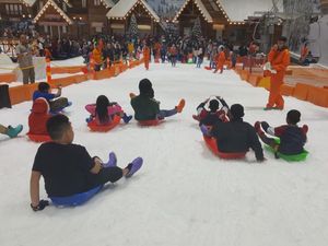 Potret Seru Momen Liburan di Trans Snow World Bekasi