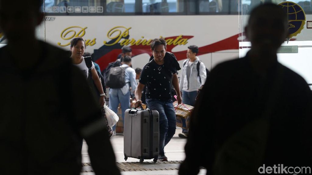 Arus Balik, Pemudik Mulai Penuhi Terminal Pulo Gebang Arus Balik, Pemudik Mulai Penuhi Terminal Pulo Gebang