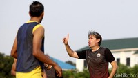 Di latihan hari keduanya terlihat beberapa perbedaan dari pelatih sebelumnya.