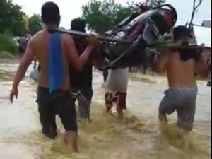 Banjir di Konawe saat Arus Balik ke Kendari, Motor Agung Dipikul Warga Banjir di Konawe saat Arus Balik ke Kendari, Motor Agung Dipikul Warga