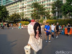 Libur Lebaran Usai, Spiderman hingga Kuntilanak Beraksi di Bundaran HI