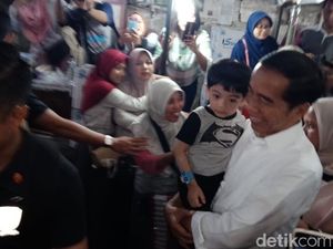 Jalan-jalan ke Pasar Gede Solo, Jokowi Bagikan Bingkisan Lebaran