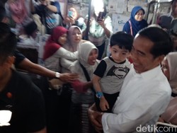 Jalan-jalan ke Pasar Gede Solo, Jokowi Bagikan Bingkisan Lebaran