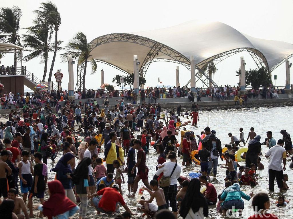 Warga Ramai-ramai Kunjungi Ancol di Hari Terakhir Libur Lebaran Warga Ramai-ramai Kunjungi Ancol di Hari Terakhir Libur Lebaran