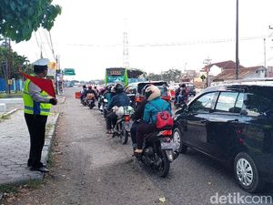 Buka Tutup Jalan Dilakukan di Simpang Karanglo untuk Urai Kepadatan Buka Tutup Jalan Dilakukan di Simpang Karanglo untuk Urai Kepadatan