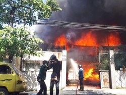 Kebakaran Hebat Terjadi di Sebuah Pabrik Jeans di Gresik