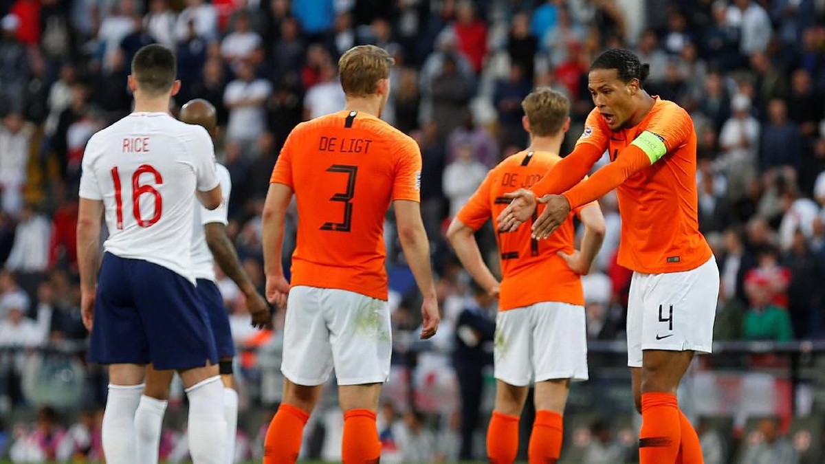 Duet Van Dijk dan De Ligt untuk mematikan Cristiano Ronaldo di final UEFA Nations League (REUTERS/Rafael Marchante)