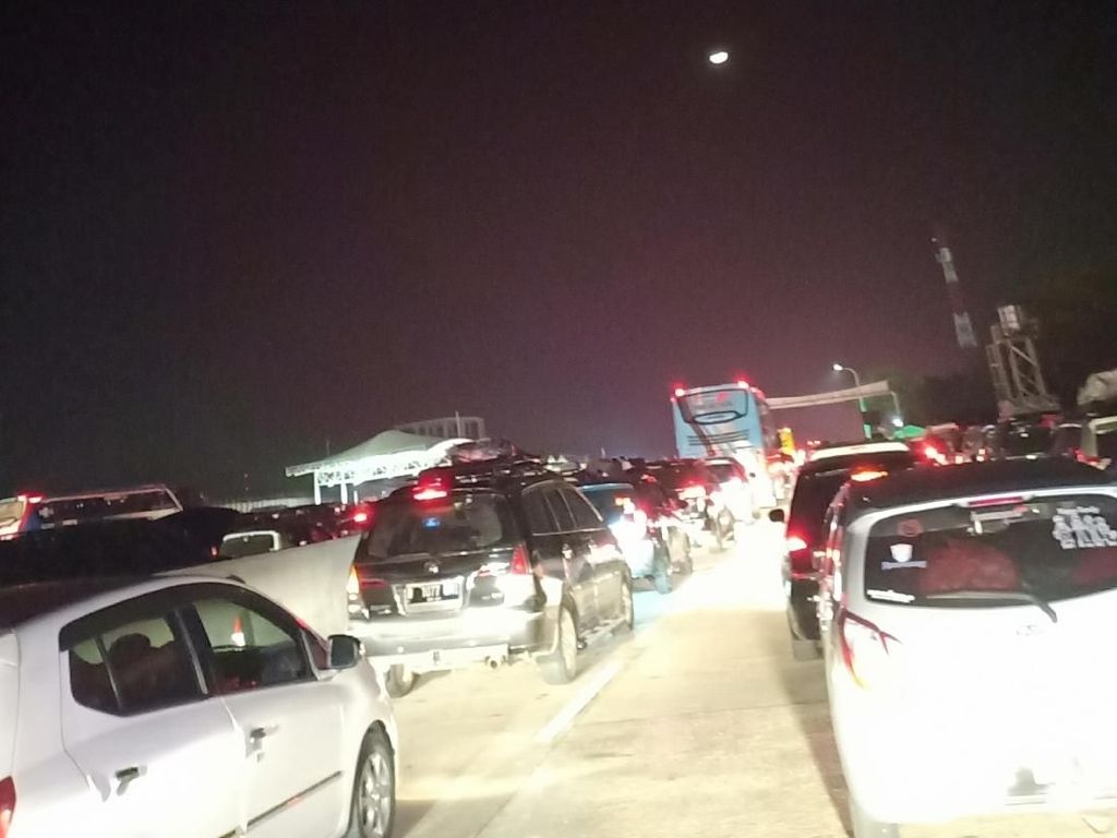 Macet, Maya Habiskan 4 Jam Tempuh 20 Km Jelang GT Cikampek Utama Macet, Maya Habiskan 4 Jam Tempuh 20 Km Jelang GT Cikampek Utama
