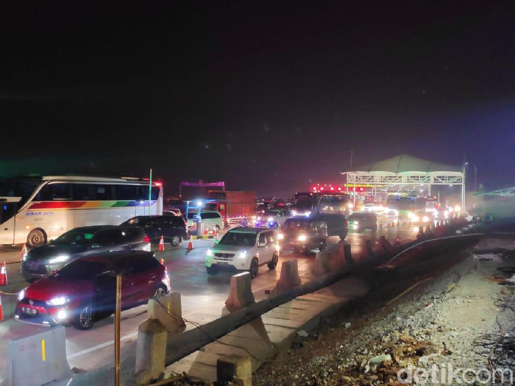 Arus Balik, Jasa Marga Berlakukan Contraflow di Km 65-38 Arah Jakarta Arus Balik, Jasa Marga Berlakukan Contraflow di Km 65-38 Arah Jakarta