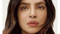 Potret Gaya Seksi Priyanka Chopra Pakai Kain Sari yang Kontroversial