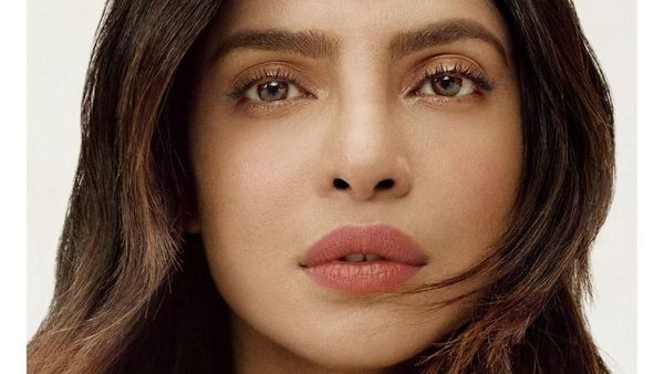 Potret Gaya Seksi Priyanka Chopra Pakai Kain Sari yang Kontroversial