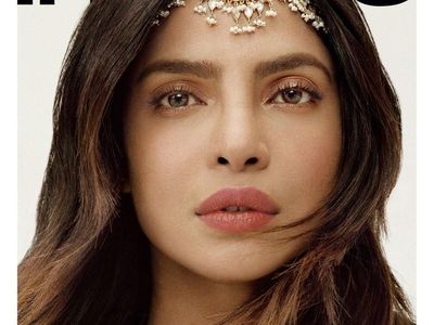 Potret Gaya Seksi Priyanka Chopra Pakai Kain Sari yang Kontroversial