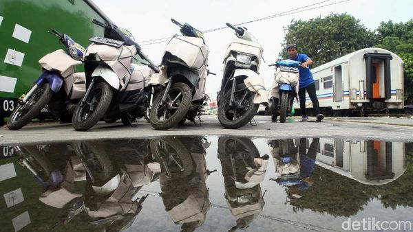 Ribuan Motor Balik ke Jakarta Diangkut Kereta