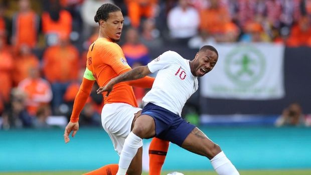 Virgil van Dijk (kiri) bisa jadi sandungan bagi Cristiano Ronaldo.